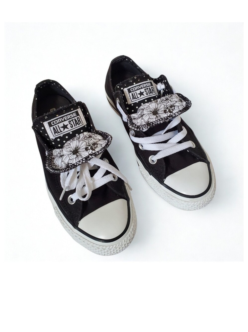 Converse All Star Chuck Taylor Black Low Top Sneakers with Floral Tongue Sz 6